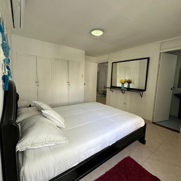 Apartamento Amplio, Central, a pocos metros de la playa, Barrio El laguito - Five-Bedroom Apartment - 5