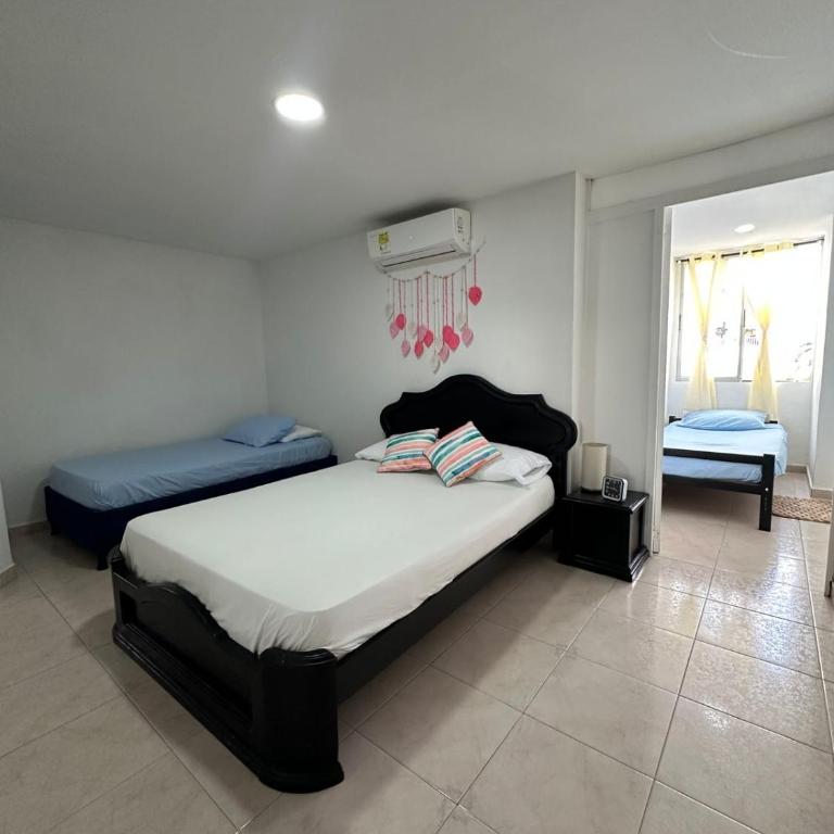 Apartamento Amplio, Central, a pocos metros de la playa, Barrio El laguito - Five-Bedroom Apartment - 17