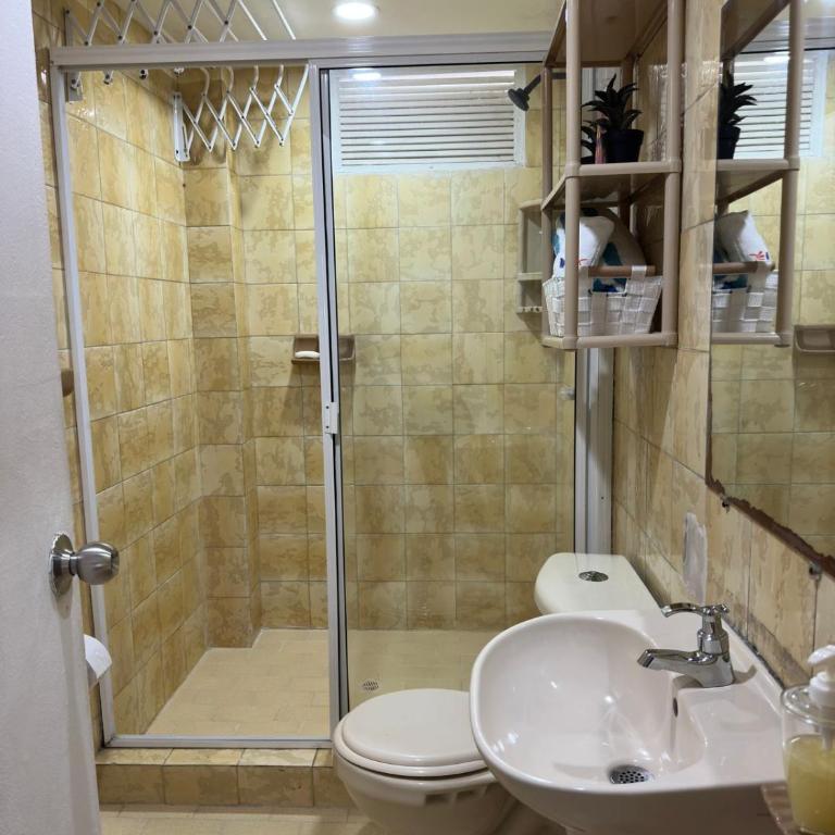 Apartamento Amplio, Central, a pocos metros de la playa, Barrio El laguito - Five-Bedroom Apartment - 22