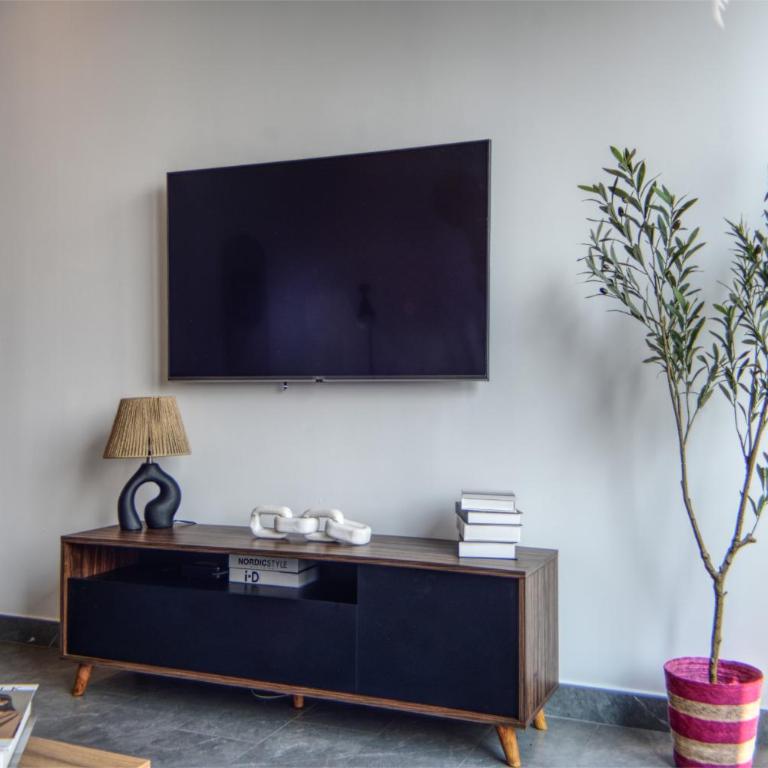 Luxurious 2BR apartment with Jacuzzi and Awesome Views - Two-Bedroom Deluxe Apartment with Balcony - 23