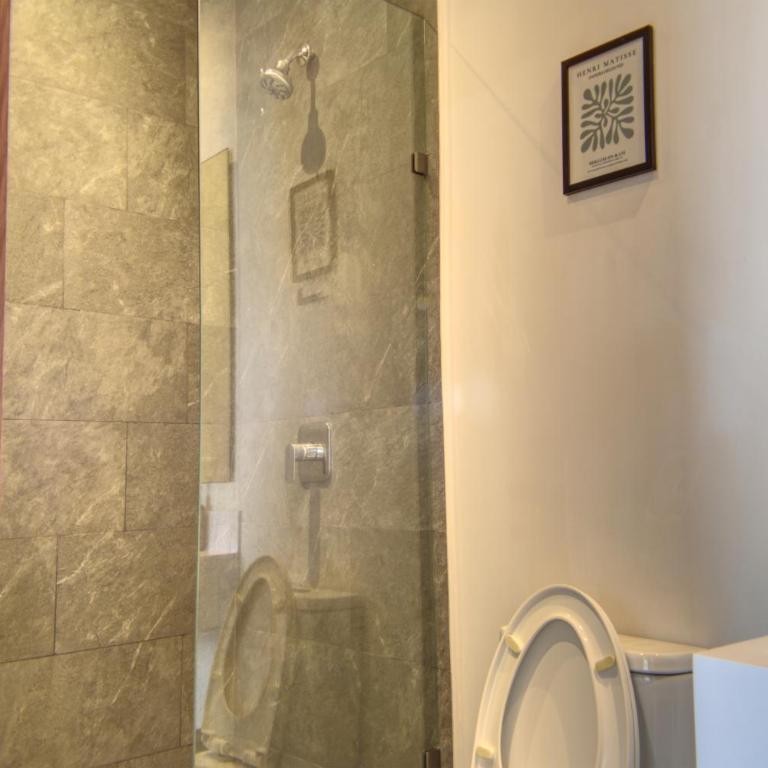 Luxurious 2BR apartment with Jacuzzi and Awesome Views - Two-Bedroom Deluxe Apartment with Balcony - 25