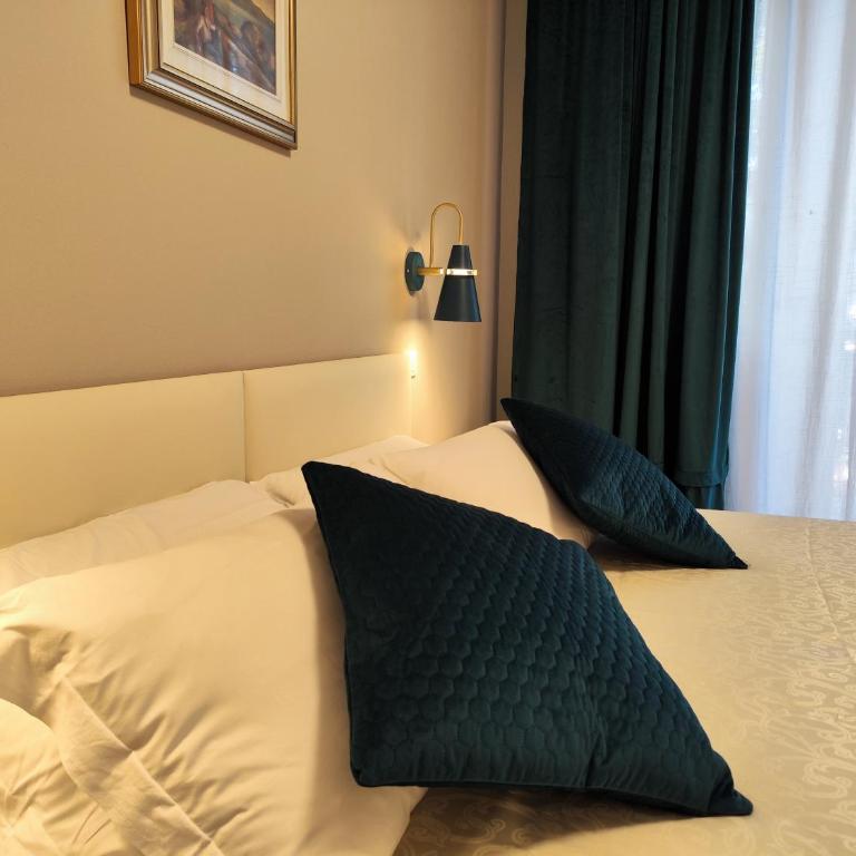 Artemis Rooms - Camera Deluxe Matrimoniale/Doppia con Letti Singoli con Balcone - 2