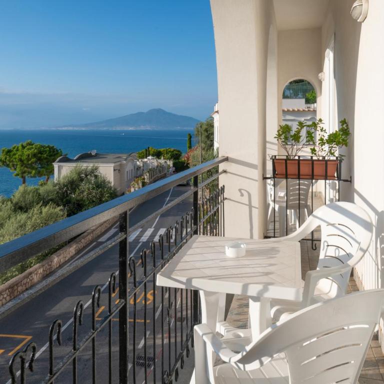 Hotel Britannia - Camera Tripla con Balcone e Vista Mare - 4