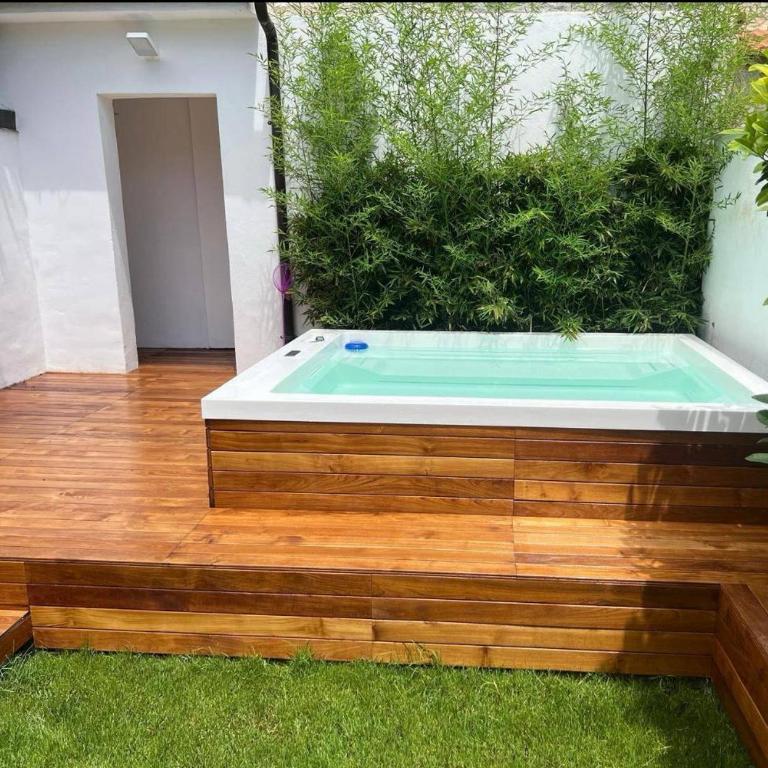 Abracadabra Hidden Garden - Two-Bedroom House - 1