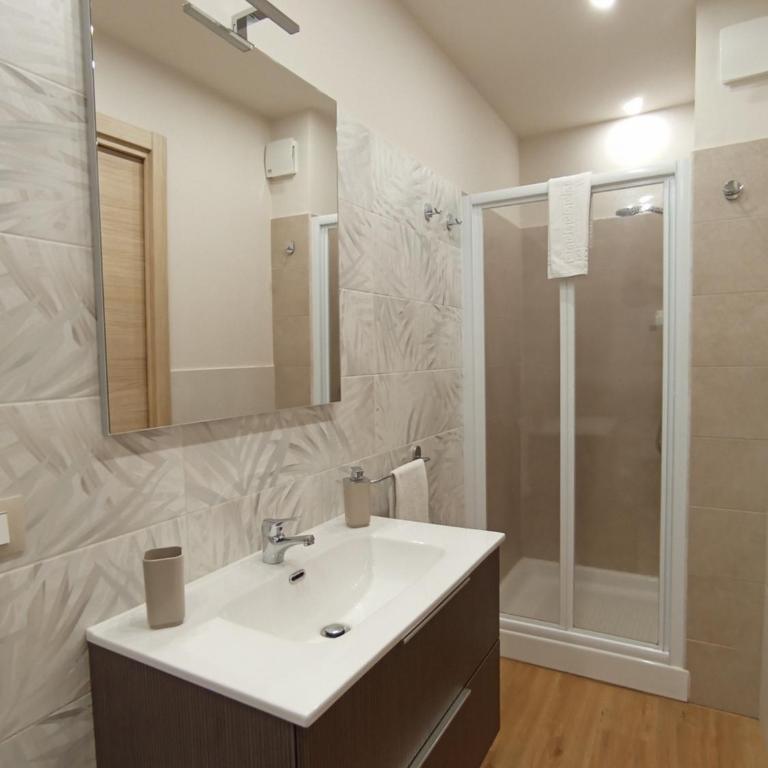 Verga 29 House - Triple Room with Private Bathroom - 13