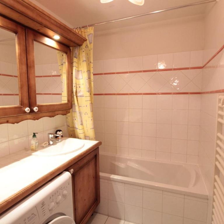 Appartement 3 pièces cabine, 6 pers, face au spa et au ski bus, proche pistes et commodités - FR-1-572-45 - Appartement - 8