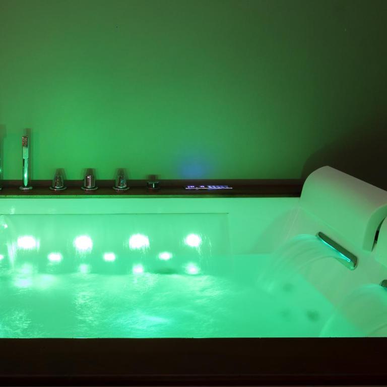 Valenza Exclusive Suites & Rooms - Camera Matrimoniale con Vasca Idromassaggio - 4