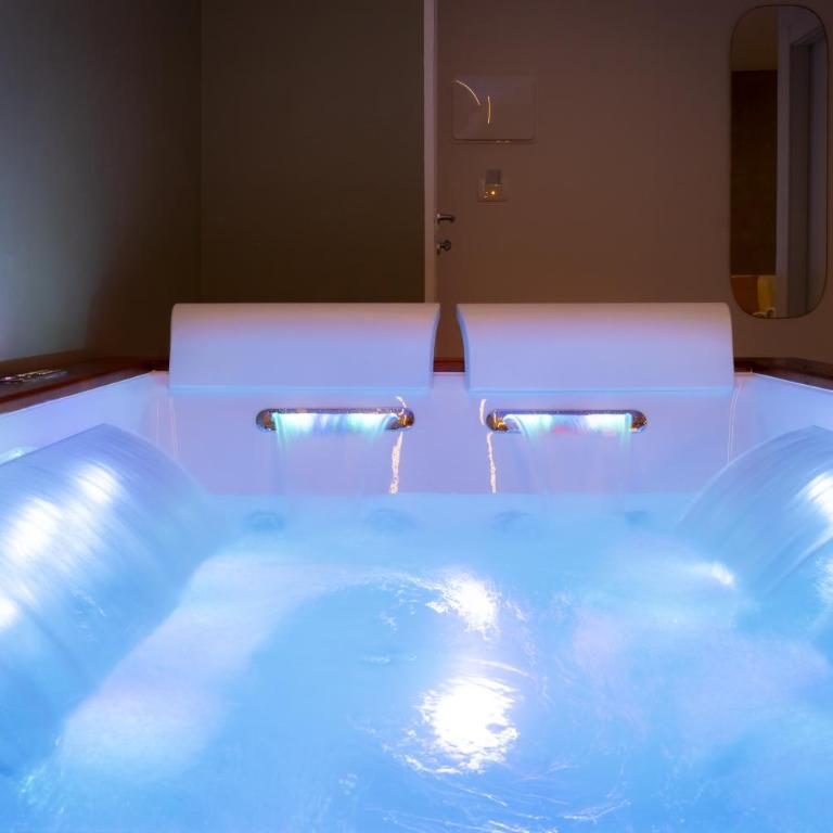 Valenza Exclusive Suites & Rooms - Camera Matrimoniale con Vasca Idromassaggio - 1