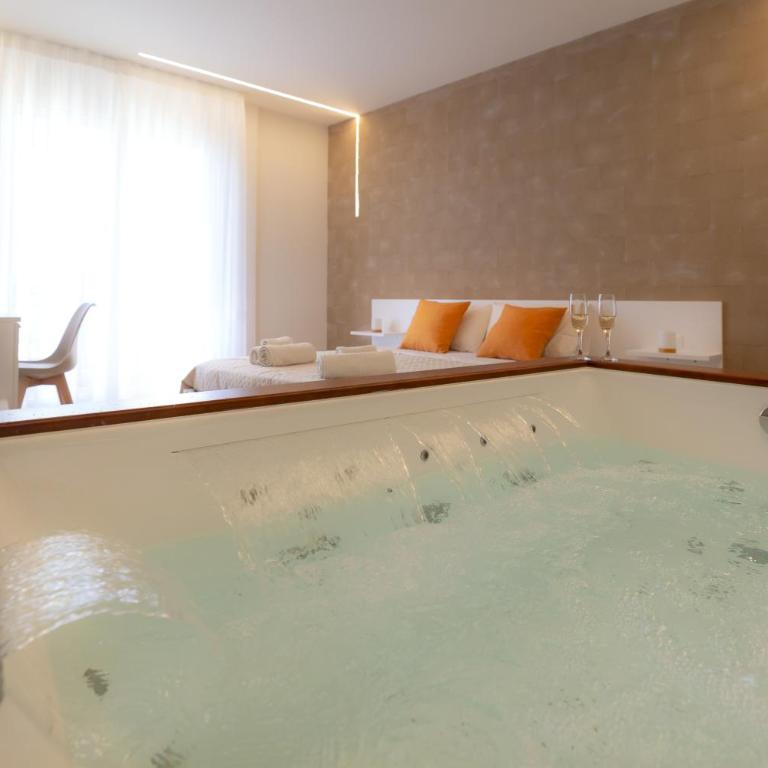 Valenza Exclusive Suites & Rooms - Camera Matrimoniale con Vasca Idromassaggio - 3