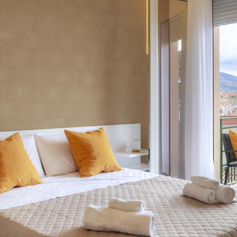 Valenza Exclusive Suites & Rooms - Camera Matrimoniale con Balcone - 1