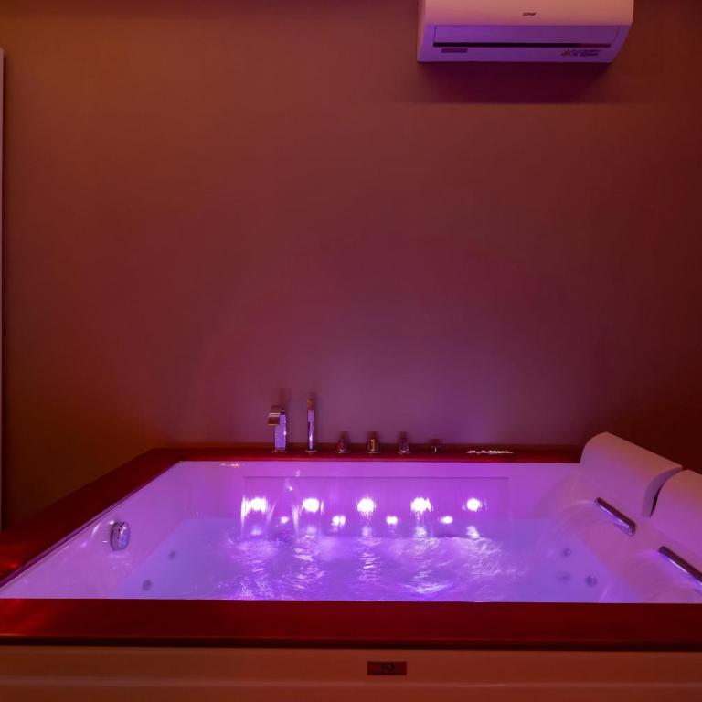 Valenza Exclusive Suites & Rooms - Camera Matrimoniale con Vasca Idromassaggio - 8