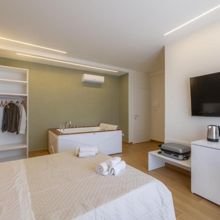 Valenza Exclusive Suites & Rooms - Camera Matrimoniale con Vasca Idromassaggio - 10