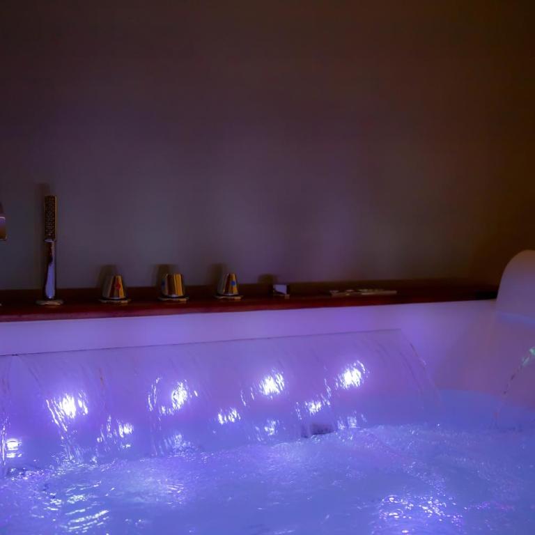 Valenza Exclusive Suites & Rooms - Camera Matrimoniale con Vasca Idromassaggio - 13
