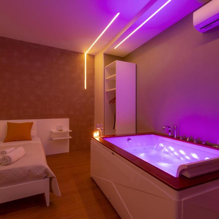 Valenza Exclusive Suites & Rooms - Camera Matrimoniale con Vasca Idromassaggio - 11
