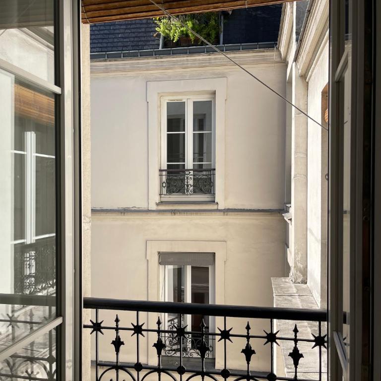 Elegant Parisian Apartment, Marais-Bastille - Two-Bedroom Apartment - 10