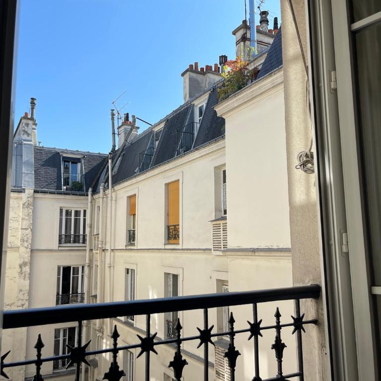Elegant Parisian Apartment, Marais-Bastille - Two-Bedroom Apartment - 38