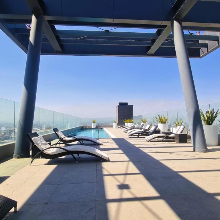 Ubicación Ideal con piscina y parking - Deluxe One-Bedroom Apartment with City View - 2