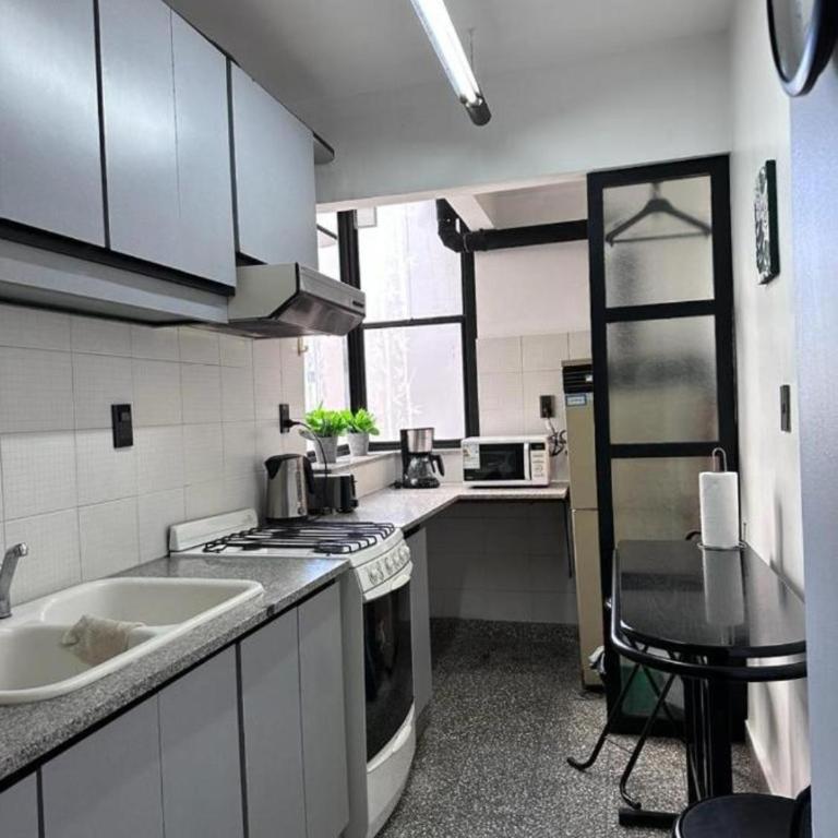 Depto. en la bella plaza Mitre. Luminoso y amplio. - Apartamento de 2 dormitorios - 6