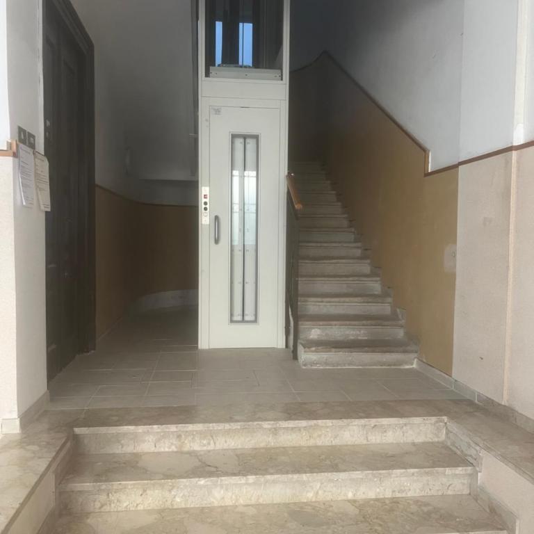 Alla Scalinata del Teatro Rossetti in viale XX Settembre parcheggio - Casa con 2 Camere da Letto - 3