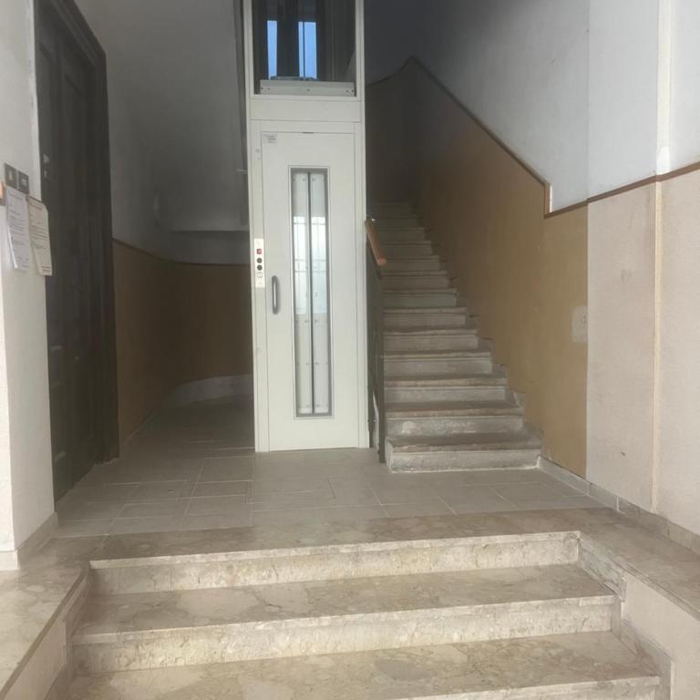 Alla Scalinata del Teatro Rossetti confort suites parcheggio in Viale XX Settembre - Appartamento con 1 Camera da Letto - 1