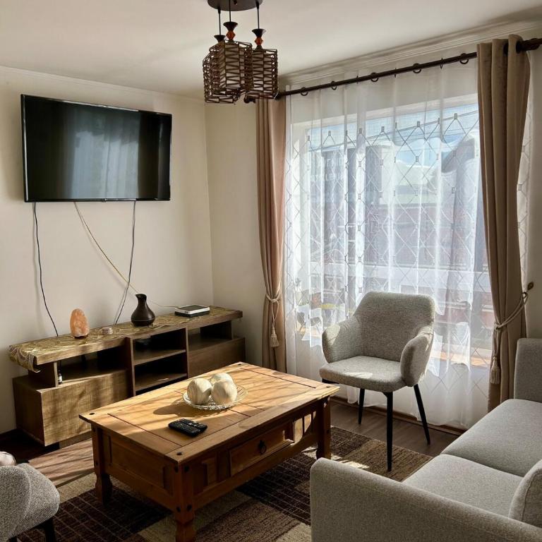 Dulce hogar en Puerto Natales - Three-Bedroom House - 1