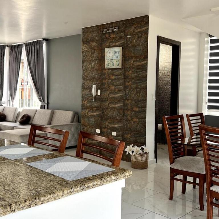 Casa Familiar Moderna - Three-Bedroom House - 1