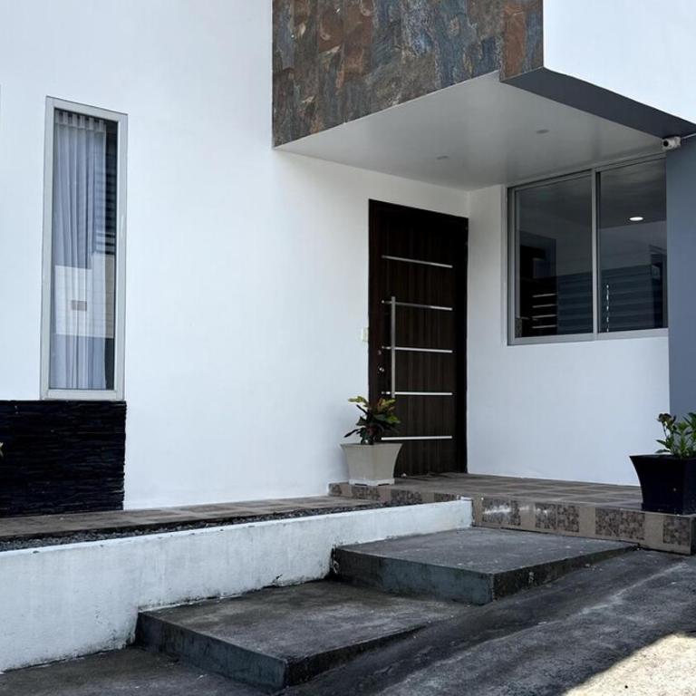 Casa Familiar Moderna - Three-Bedroom House - 3