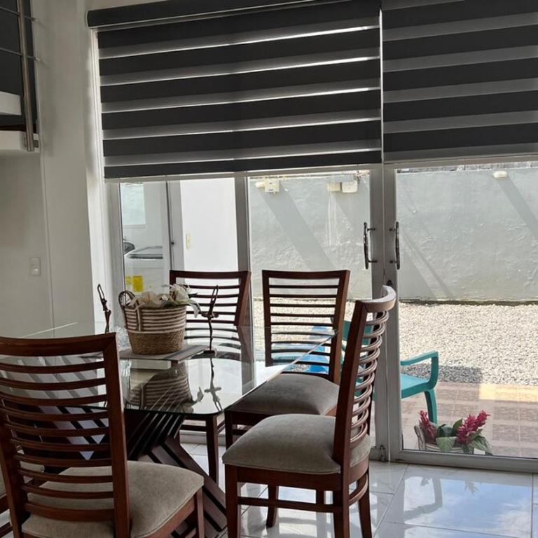 Casa Familiar Moderna - Three-Bedroom House - 7