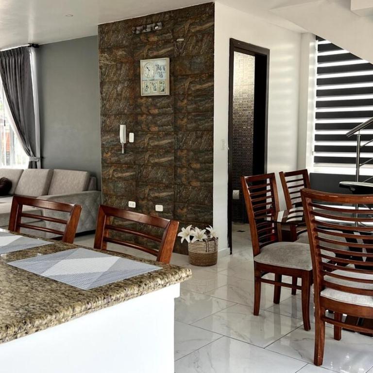 Casa Familiar Moderna - Three-Bedroom House - 37