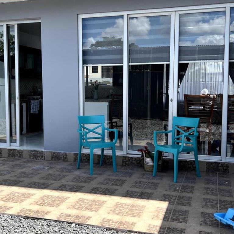 Casa Familiar Moderna - Three-Bedroom House - 38