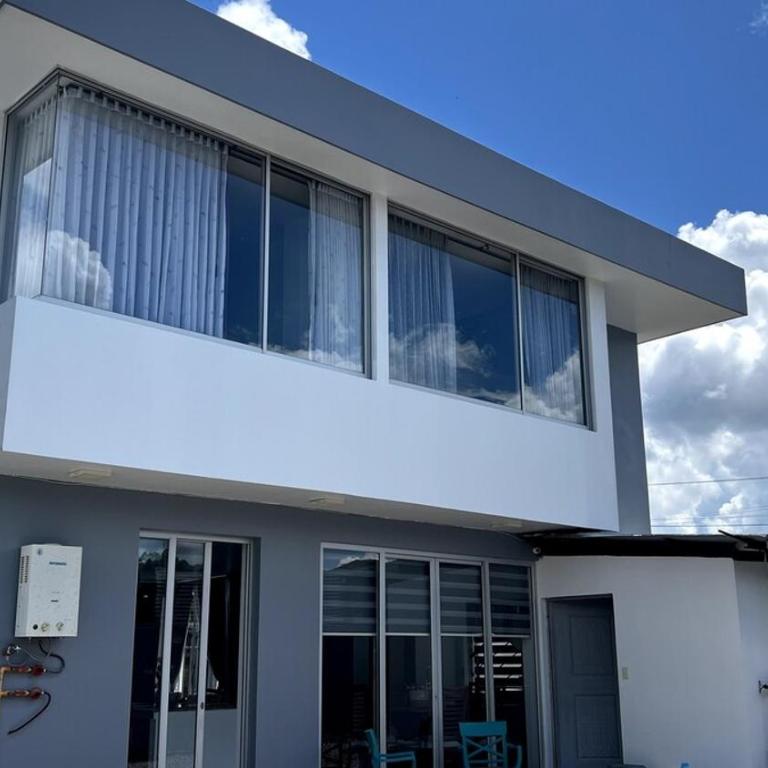 Casa Familiar Moderna - Three-Bedroom House - 47
