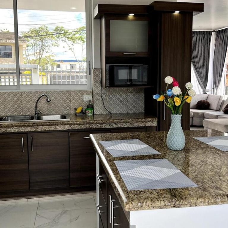 Casa Familiar Moderna - Three-Bedroom House - 80