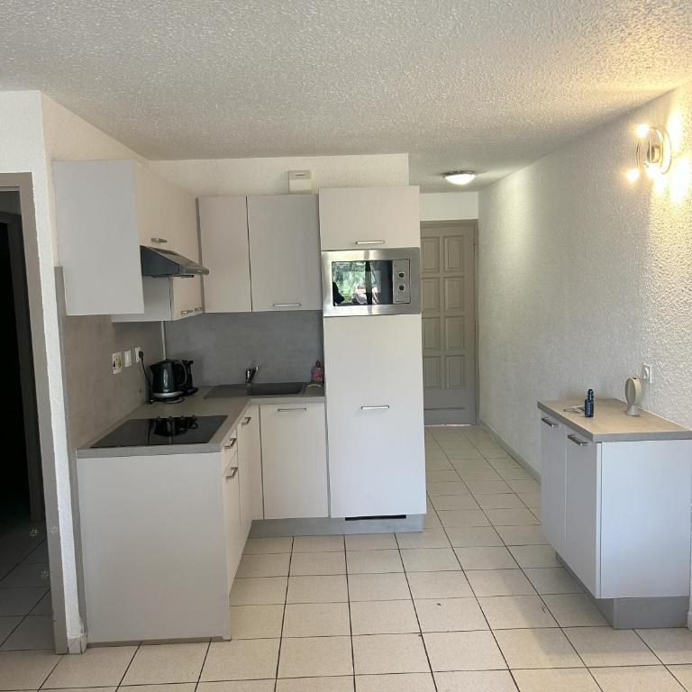 Appartement SABA - Two-Bedroom Apartment with Balcony - 9