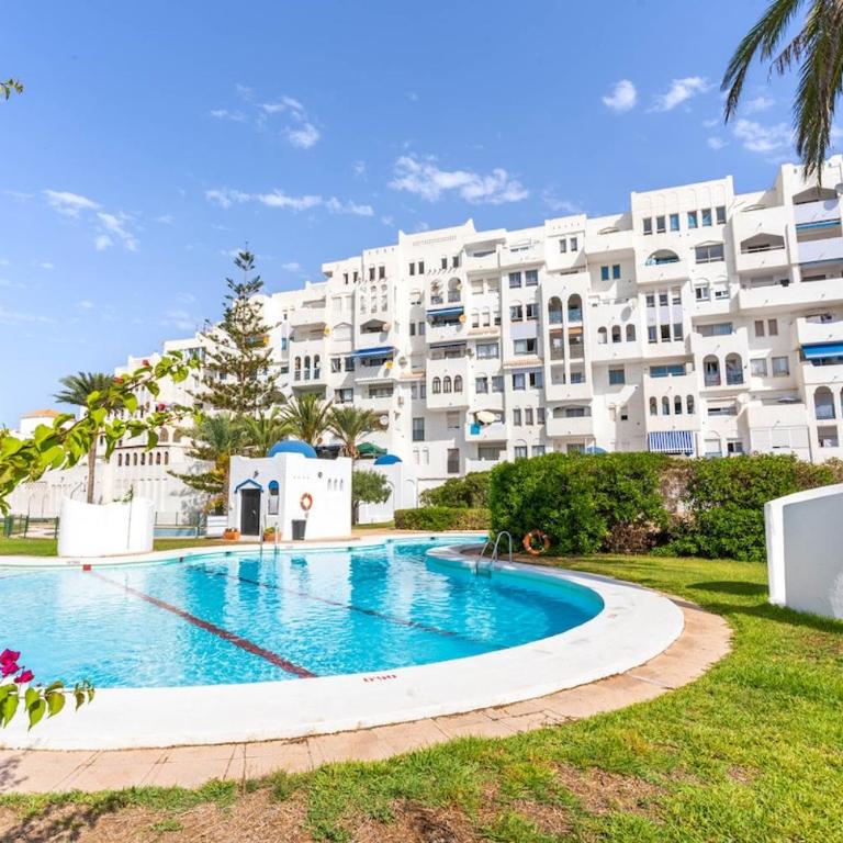 Acogedor apartamento con piscina y terraza, cerca del mar - One-Bedroom Apartment - 1