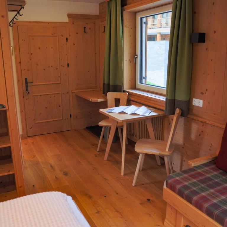 Pension Muggengrat - Doppelzimmer mit Zustellbett - 1
