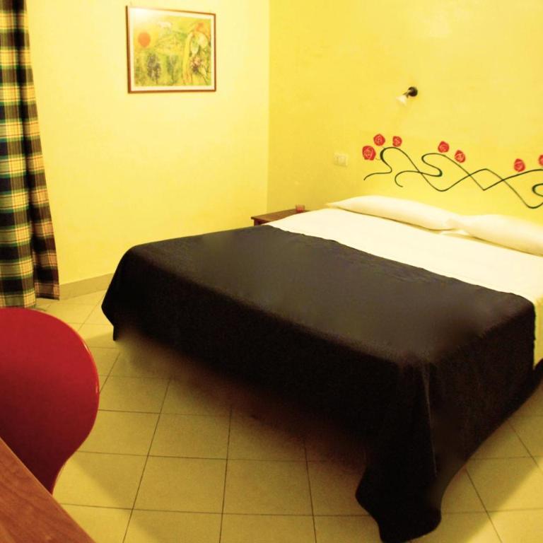 AlbergoTeatro - Camera Tripla con Bagno in Comune - 3