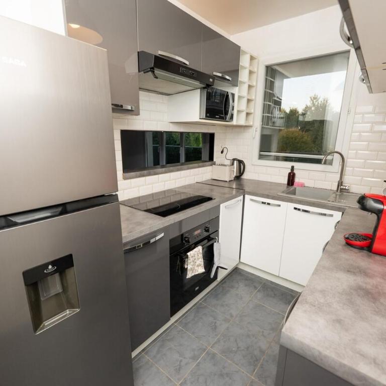 Spacious 2 bedrooms,4-8 people ,12mn Disney ,Free Private Parking , balcony - Appartement 2 Chambres - 10