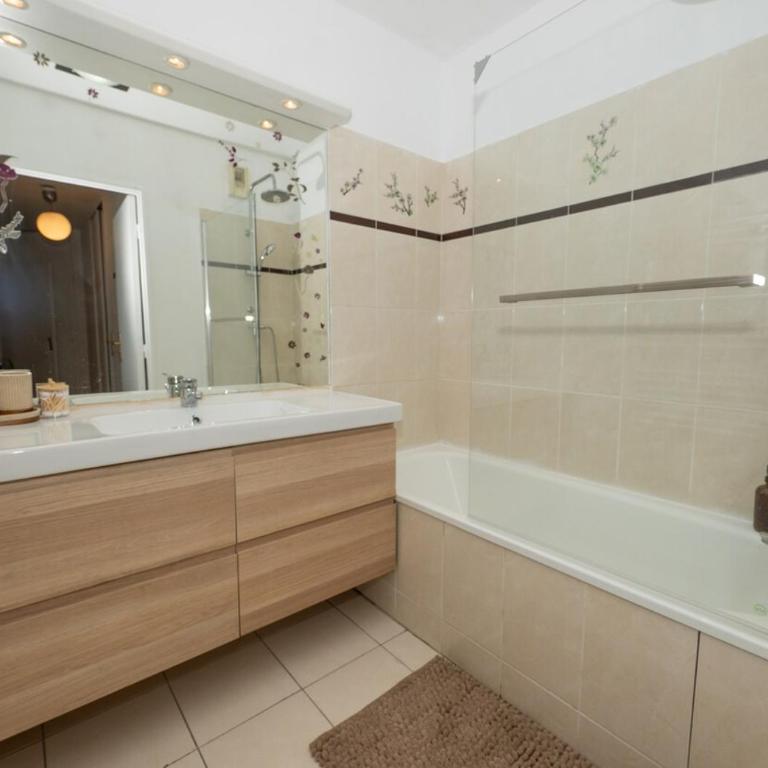 Spacious 2 bedrooms,4-8 people ,12mn Disney ,Free Private Parking , balcony - Appartement 2 Chambres - 13