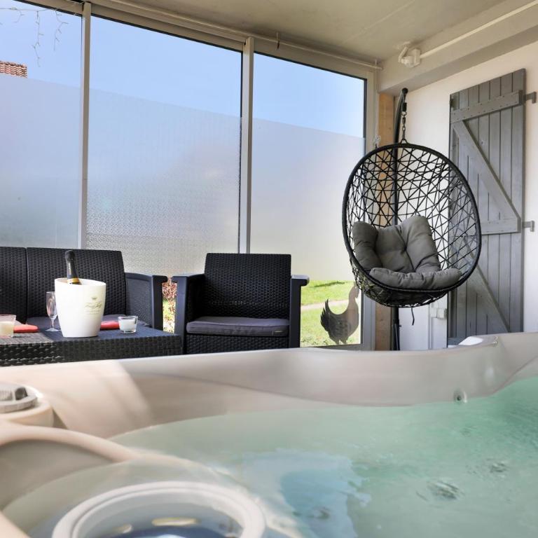 AU NID COSY D'ISA A GERARDMER VOSGES - Spas privatifs - Chambre Double avec Terrasse et Jacuzzi Privé - 1