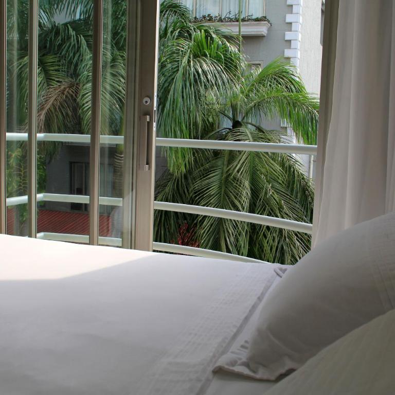 Country International Hotel - Habitación con cama grande y balcón - 1