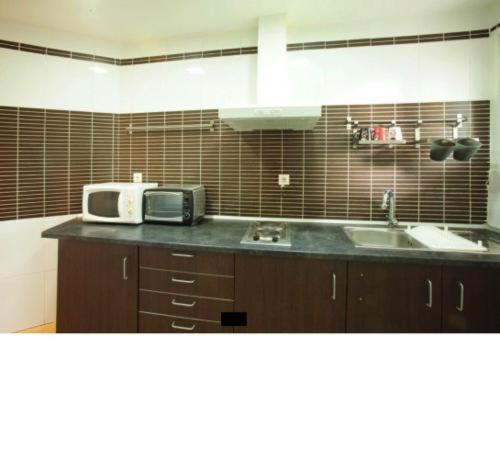 GOOD APARTMENTS gran via 3 bedrooms - Three-Bedroom Apartment Suite - 9