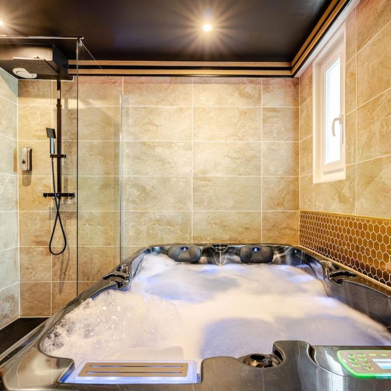 Secret SPA Jacuzzi & Cinema - Apartamento de 1 dormitorio - 3