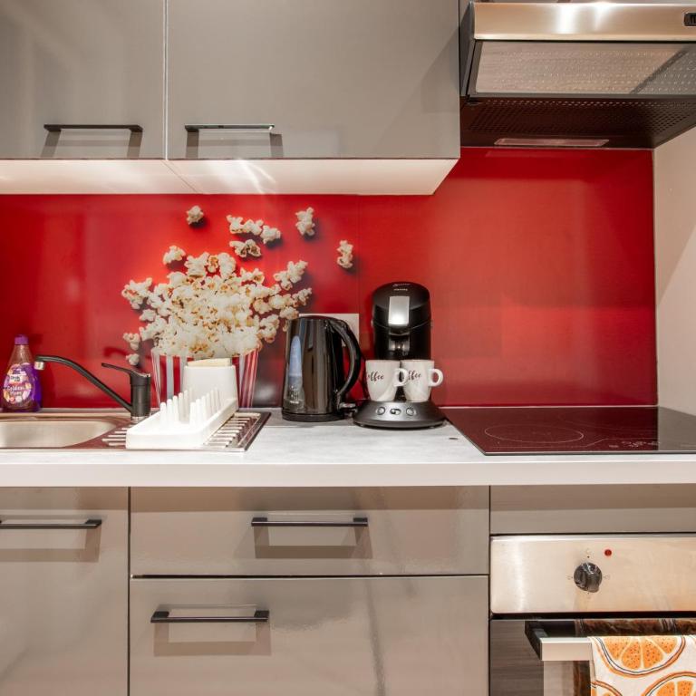 Hollywood Night-Jacuzzi & Private Movie Theater - One-Bedroom Apartment - 17