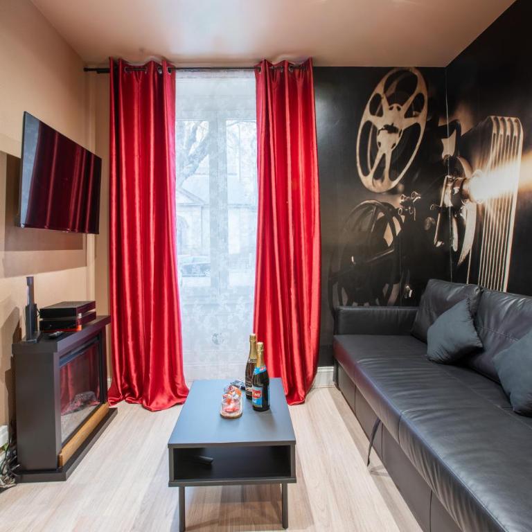 Hollywood Night-Jacuzzi & Private Movie Theater - One-Bedroom Apartment - 4