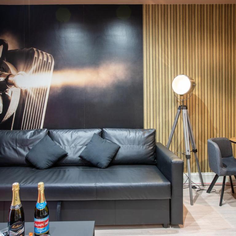 Hollywood Night-Jacuzzi & Private Movie Theater - One-Bedroom Apartment - 11
