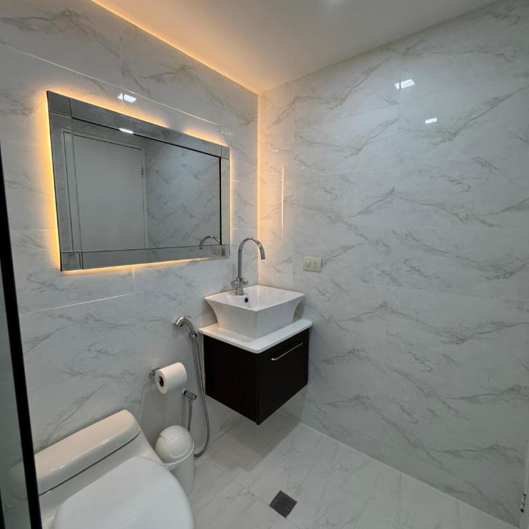 Suite 910 - One-Bedroom Apartment - 2