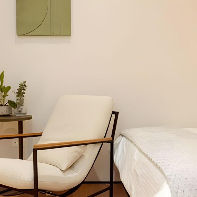 Casa Fiora Oasis - One-Bedroom Loft Apartment with One Queen Bed - 9