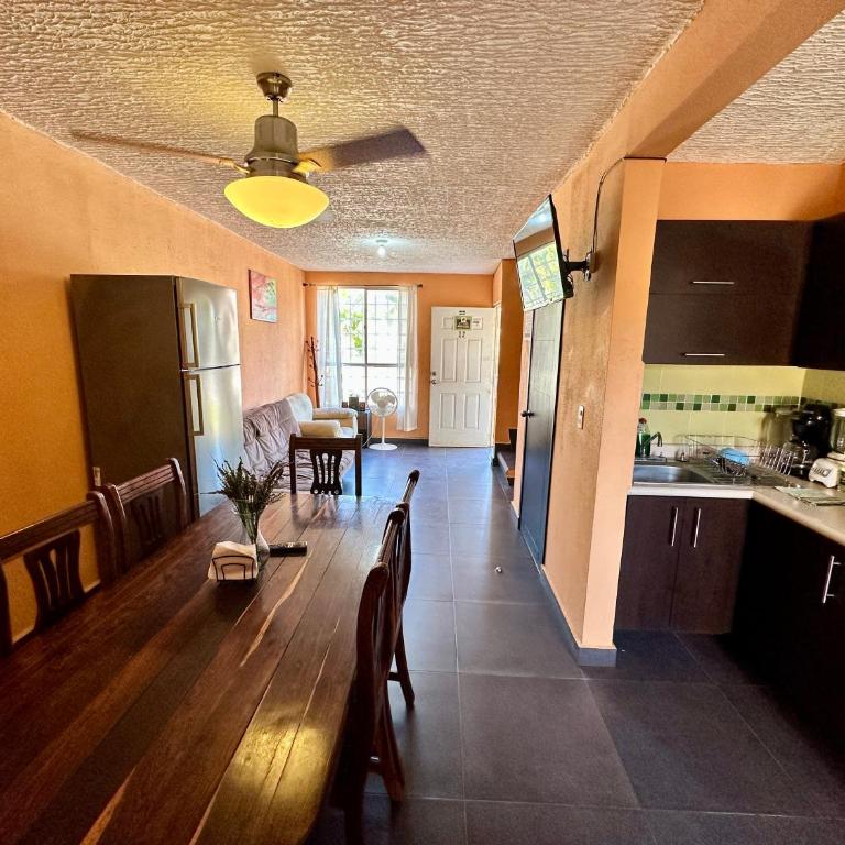 Entire House in a Beautiful Private Subdivision - Casa de 3 dormitorios - 1