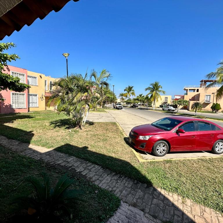Entire House in a Beautiful Private Subdivision - Casa de 3 dormitorios - 2
