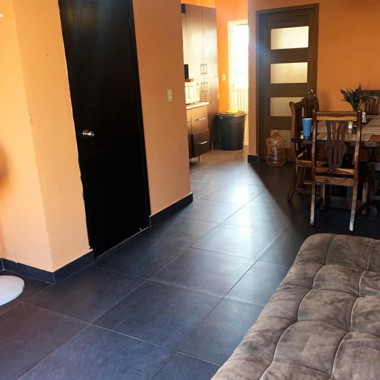 Entire House in a Beautiful Private Subdivision - Casa de 3 dormitorios - 10